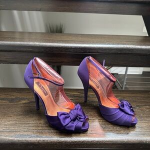 Elegant Purple Heels with Bow Accent